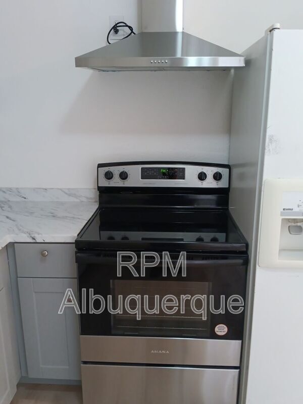 Foto del edificio - 8815 Menaul Blvd NE