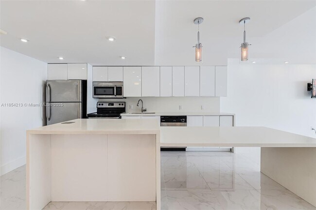 Foto del edificio - 5701 Collins Ave