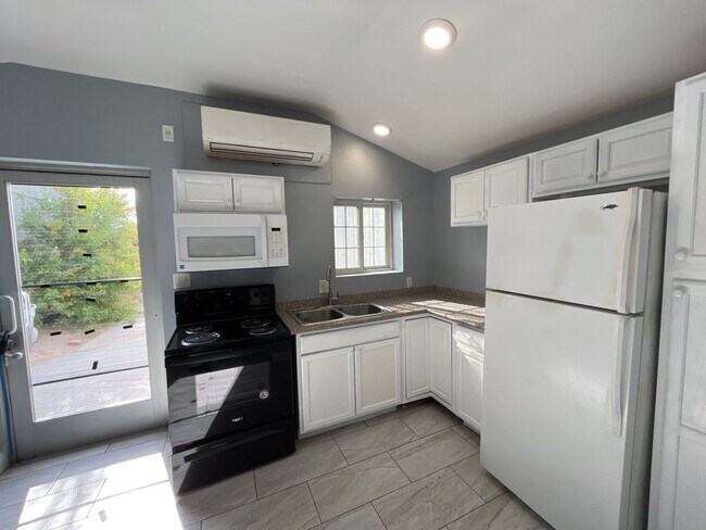 Building Photo - ALL UTILITIES INCLUDED STUDIO CENTRALLY LO...
