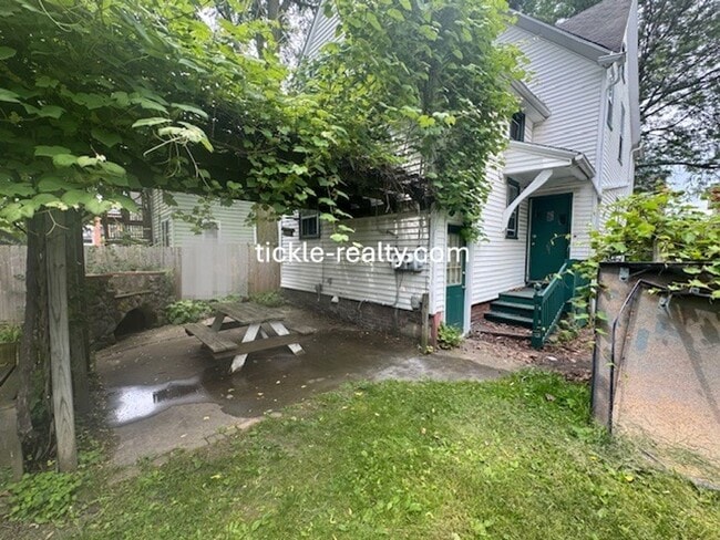 Building Photo - Large 5 Bedroom 2 Bath Single Family Home!...