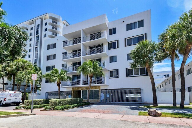 Building Photo - 1605 Bay Rd