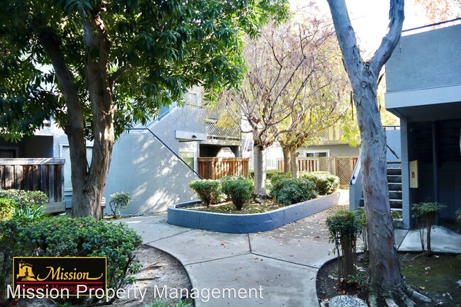 Building Photo - 2 br, 2 bath House - 4670 Devonshire Cmn