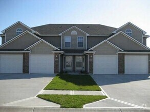 Building Photo - 816 SW Peach Tree Ln