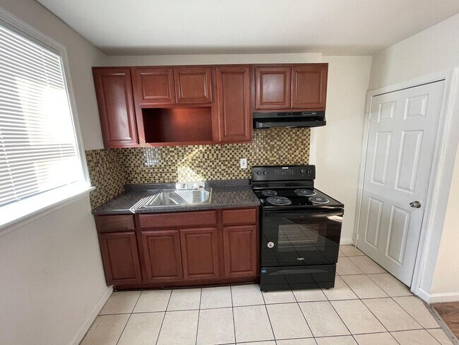 Building Photo - 2 BED 1 BATH HOME FOR RENT.