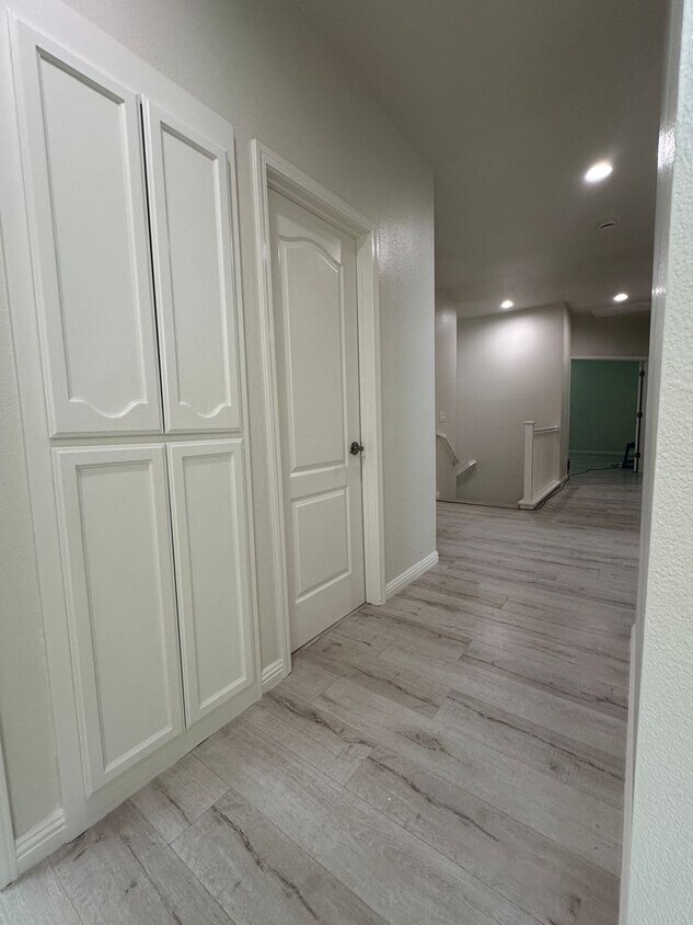 Foto principal - Gorgeous 7 Bed, 3.5 Bath Upgraded Corner l...