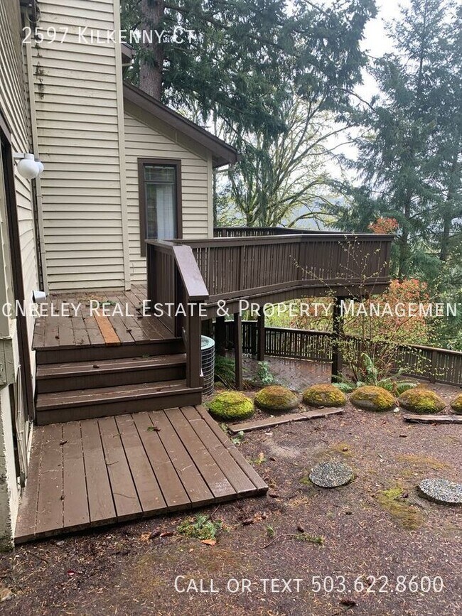 Building Photo - Spectacular 6 Bedroom Home in West Linn wi...