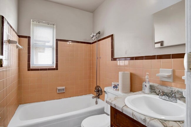 Building Photo - Spacious Home Minutes from Downtown Pensacola