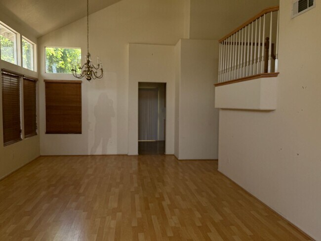Foto del edificio - Sunny Ventura Home with 4 bed + 2.5 bath and 3 car garage