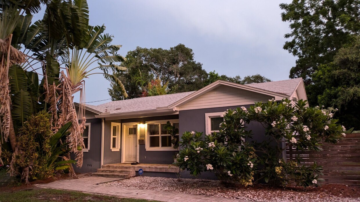 Primary Photo - Charming two bedroom one bath cottage with...