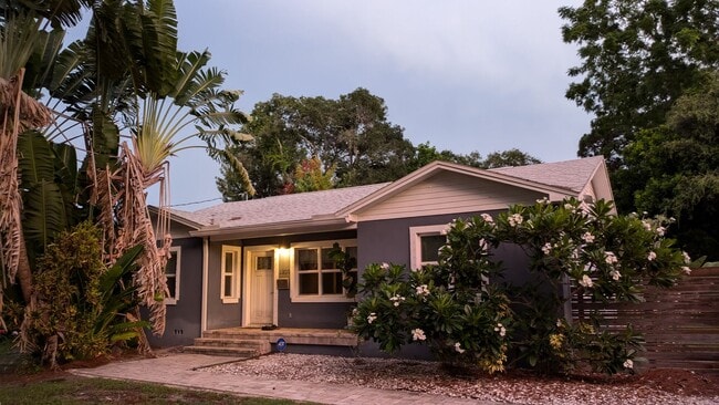 Charming two bedroom one bath cottage with... - Charming two bedroom one bath cottage with... House