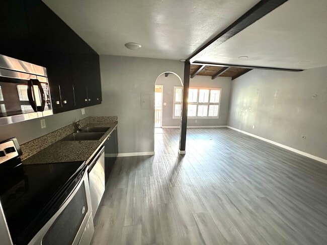 Building Photo - PET FRIENDLY! !Amazing 1 bedroom apartment...