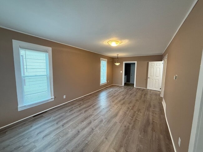 Building Photo - Two bedroom, One bathroom House located in...