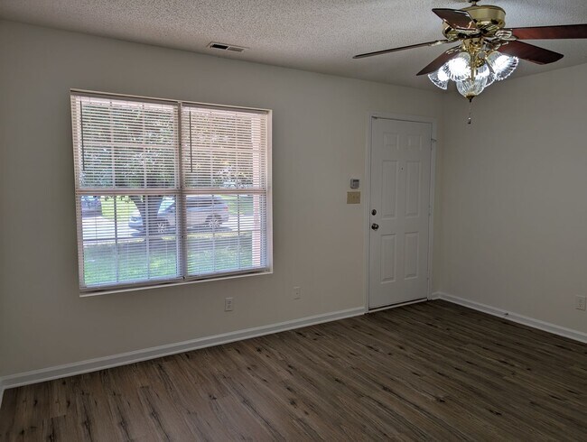 Foto del edificio - Move In ready Ranch style home located in ...