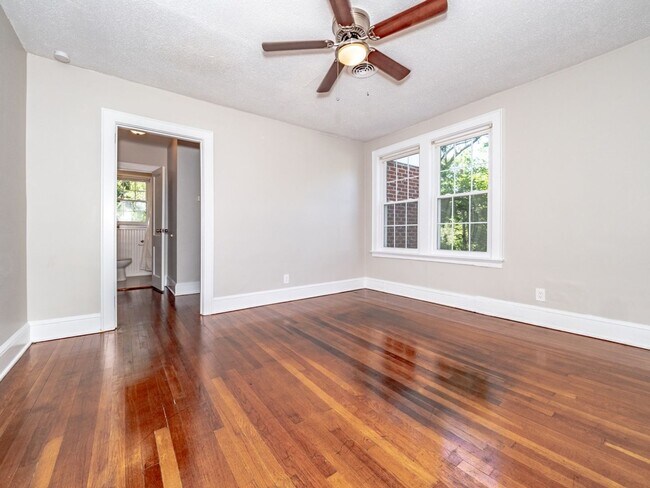 Foto del edificio - NEWLY RENOVATED 2 BEDROOM 1 BATH APARTMENT IN PRIME DOWNTOWN LOCATION!