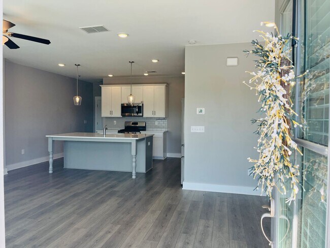 Building Photo - Stunning 3 bedroom 2.5 bathroom townhome i...