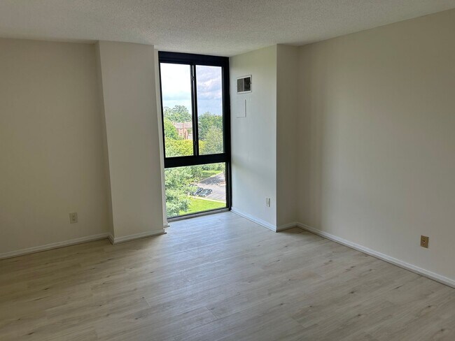 Foto del edificio - 2br 2bath home in Idylwood Towers ready fo...