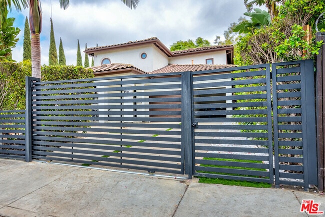 Building Photo - 858 N W Knoll Dr