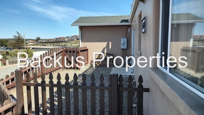 Foto del edificio - Wonderful partially furnished upper Seaside unit