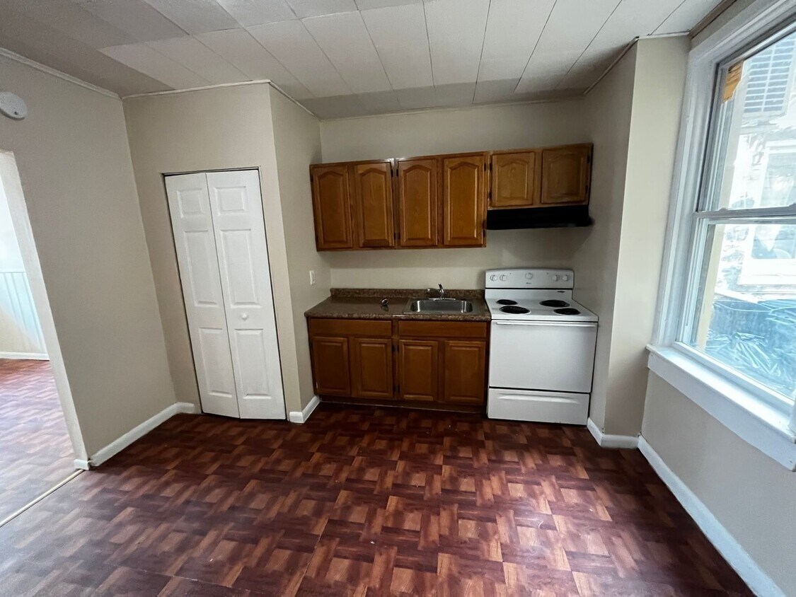 536 Walnut St Unit 1st Fl, Reading, PA 19601 Room for Rent in Reading