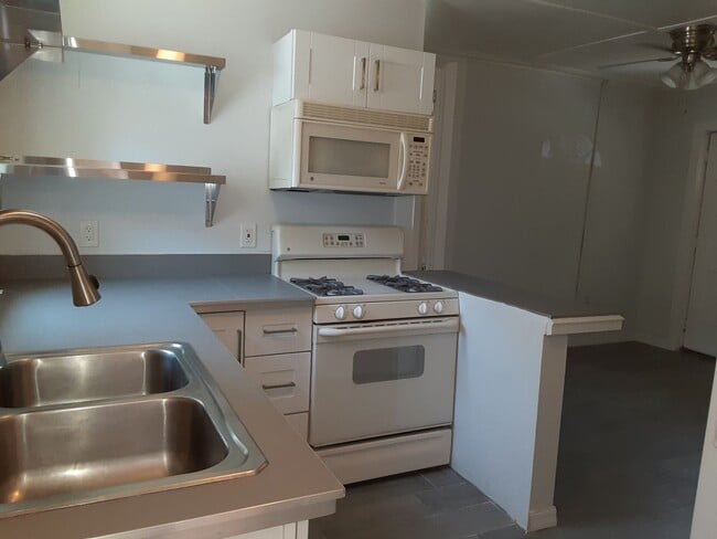Foto del edificio - Just leased-Annual unfurnished 2/1 SFH wit...