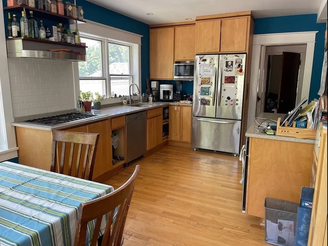 Kitchen - 90 High Park Blvd