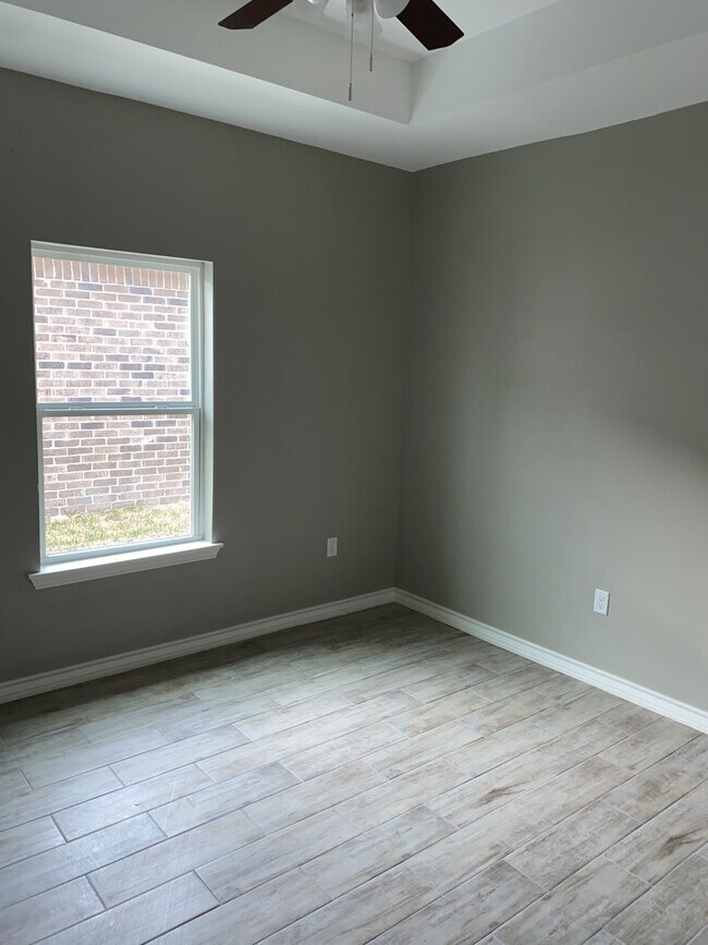 Building Photo - Primrose Real Estate