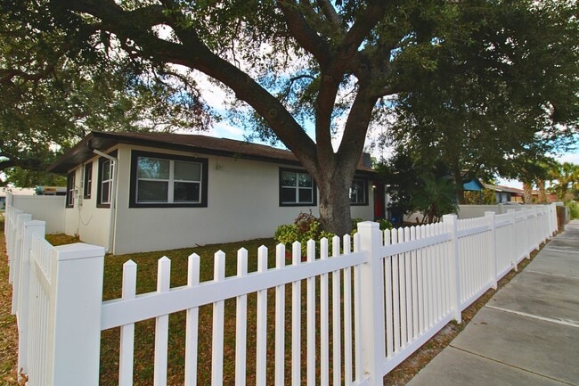 Foto del edificio - Charming Renovated Tampa Home with Fully Fenced Front & Backyard