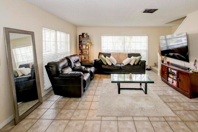 Foto del edificio - 637 Kensington Lake Cir