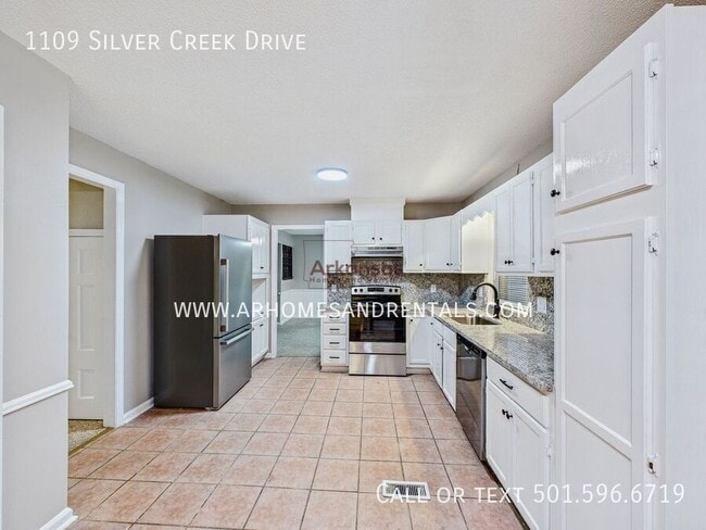 Building Photo - 1109 Silver Creek Dr