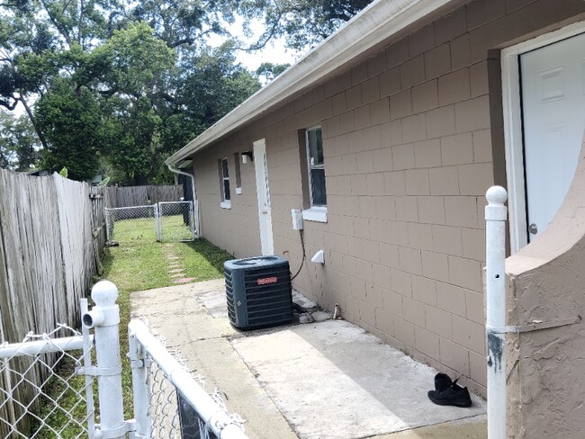Foto del edificio - 422 N Rosland Dr