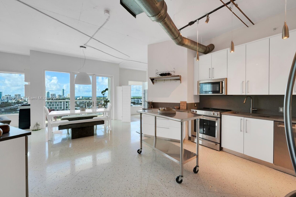 Foto principal - 10 SW South River Dr