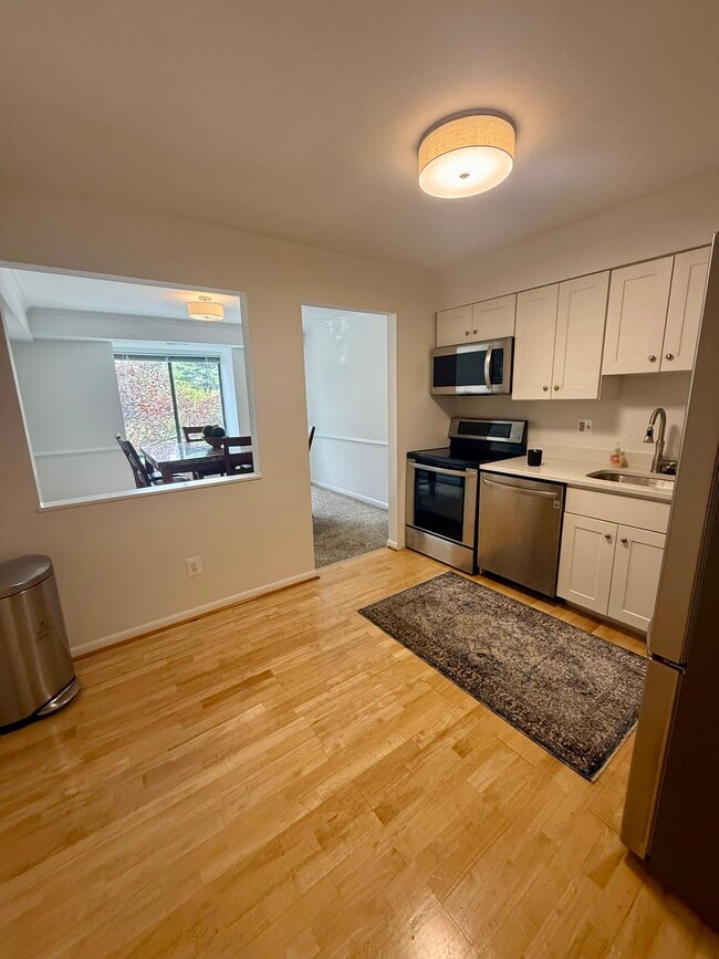 Pass through between kitchen and dining room - 1 Mullingar Ct