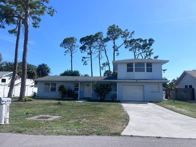 Building Photo - 4BD/2BA on the Island!