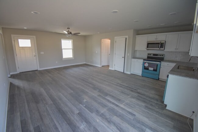 Building Photo - Beautiful 3 Bedroom 2 Bath Home in Farmington!