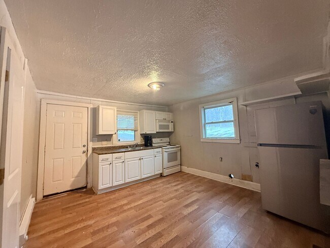 Building Photo - COMING SOON! 2 Bed House! Making it ready for you!