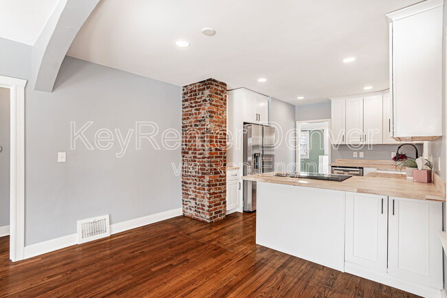 Building Photo - 890 Depew St