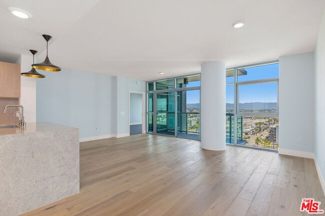 Building Photo - 13650 Marina Pointe Dr