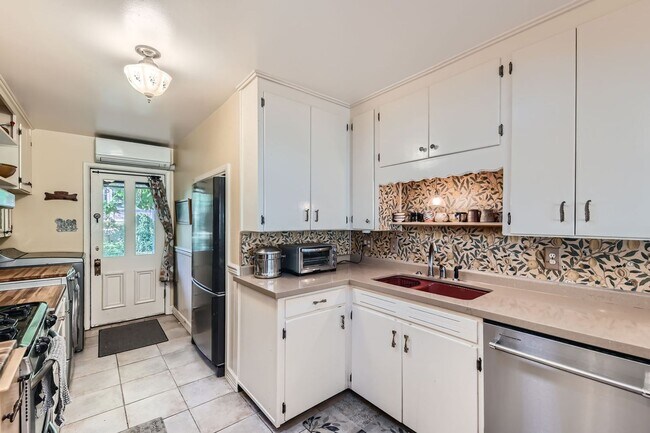 Foto del edificio - 2-Bedroom in Newlands with Secret Garden & Suite