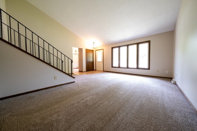Building Photo - 2802 Rolling Oaks Rd