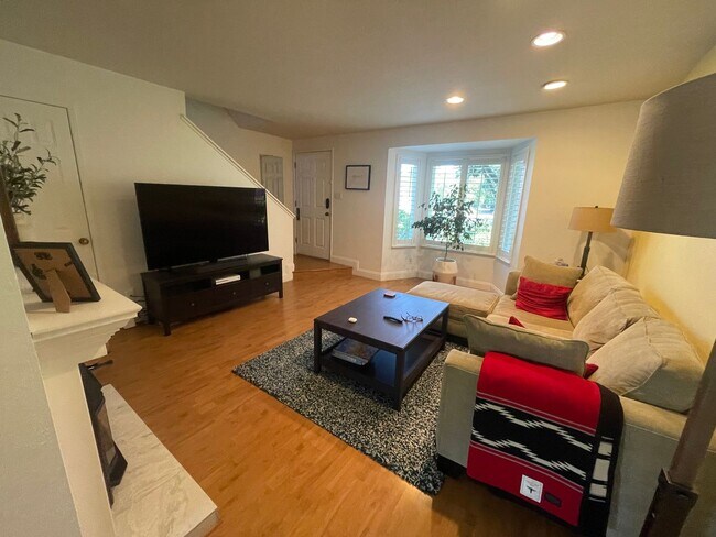 Foto del edificio - Spacious 2BD/1.5BA Townhouse in Walnut Cre...