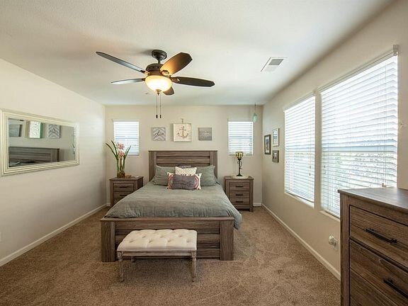 Building Photo - Clovis 3 BED AN 2.5 BATH GREAT HOME FOR YOU