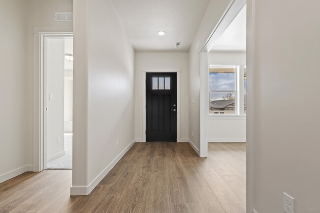 Building Photo - 5904 Lekeitio Dr