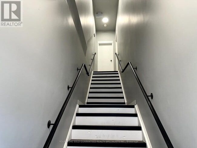 Building Photo - 9 Wellington St E