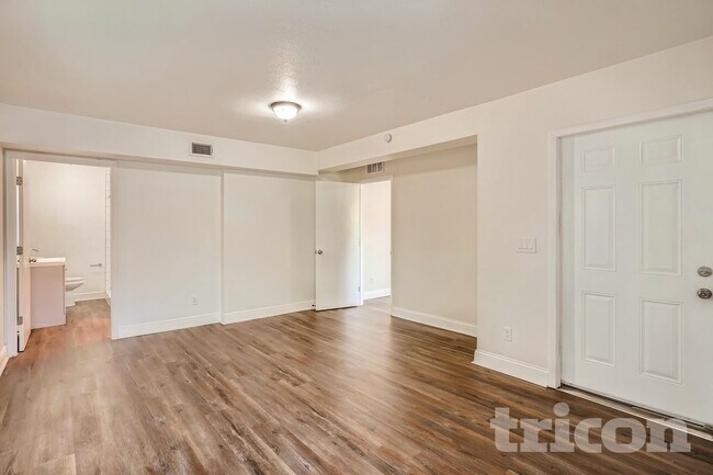 Foto del edificio - 4926 Haines Rd N