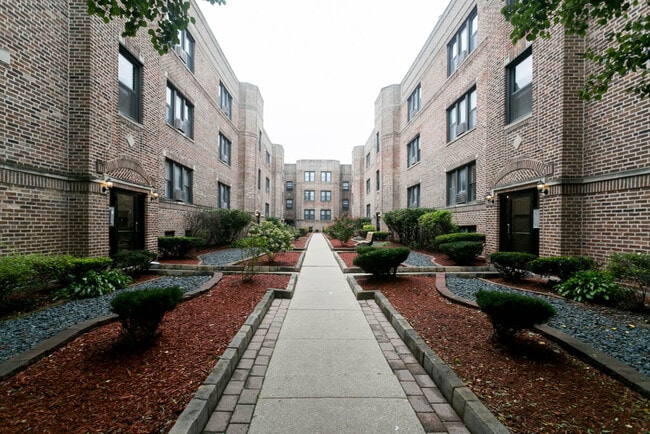 Building Photo - 3727 N Pine Grove Ave