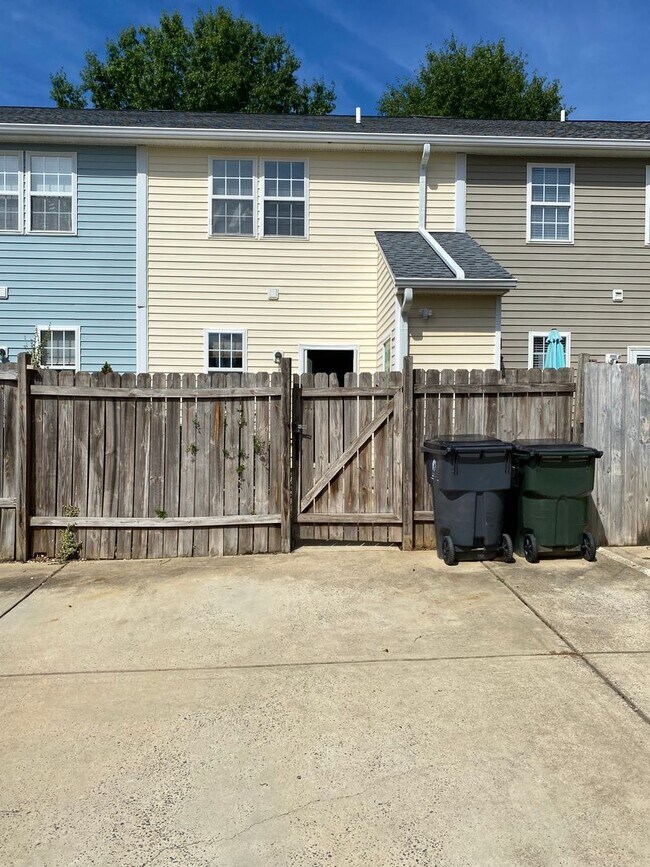 Foto del edificio - 330 Commons Dr