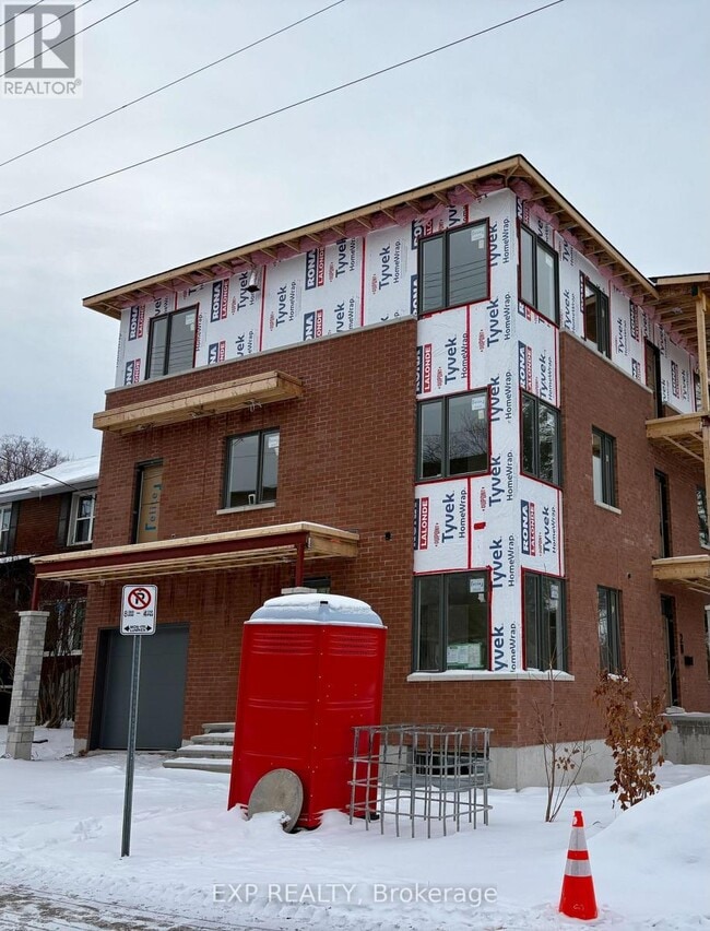 Building Photo - 2 Iona St