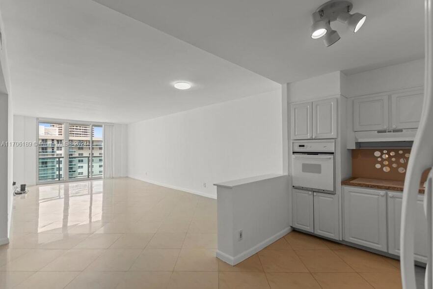 Foto principal - 19380 Collins Ave