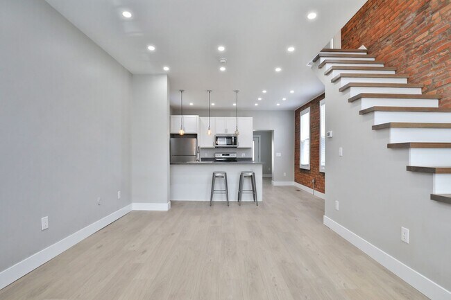 Building Photo - EAST FRANKLINTON ARTIST DISTRICT!  SUNNY N...