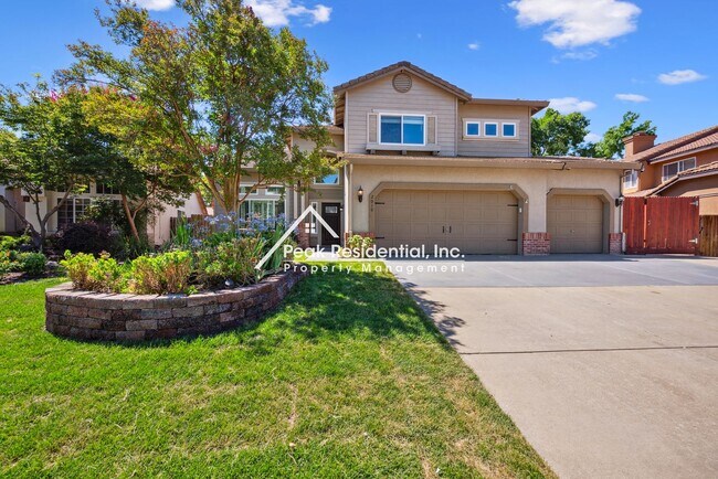 Foto del edificio - Spacious 4bd/3ba Roseville Home With Pool!